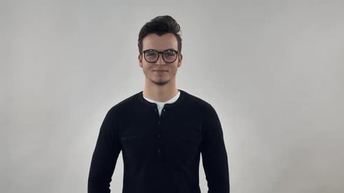 Intelligenter Mann schaut in die Kamerab