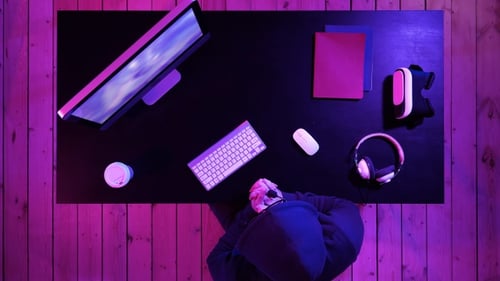 Professioneller Gamer spielt in Videospielen und Streaming