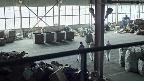 Personas que trabajan en fábrica de reciclaje de basura