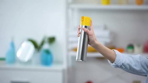 Womans Hand sprühen Lufterfrischer im Zimmer, angenehmer Geruch, Aroma, Hauswirtschaft
