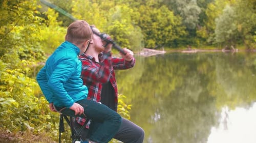 Angeln in der Natur - Big Brother bringt seinem kleinen Bruder das Angeln bei - wirft die Angelrute