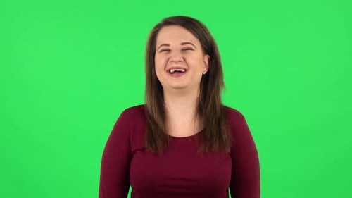 Retrato de una chica guapa rebosante de risas en positivo. Pantalla verde