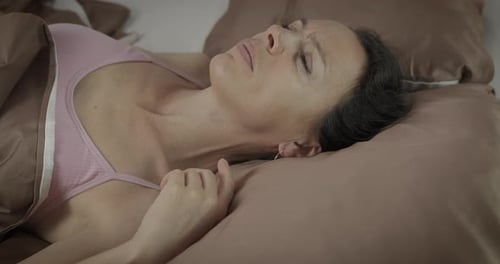 Mujer que intenta dormir