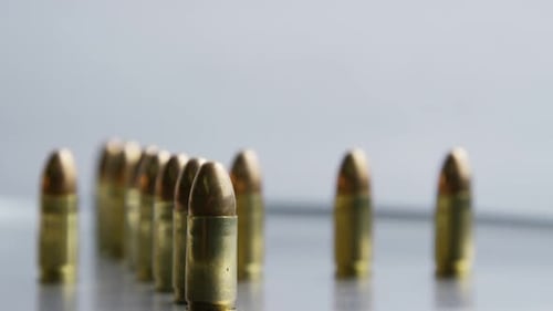 Filmmusik rotierende Aufnahme von Kugeln auf einer metallischen Oberfläche - BULLETS 027