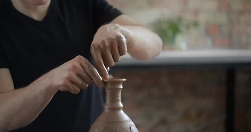 Potter fabrique un cou de cruche au Ralenti sur un volant de potier Vidéo de l'atelier de poterie Potter