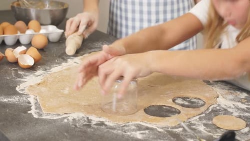 Genießen Sie das Backen und Kochen mit Mutter in der Küche