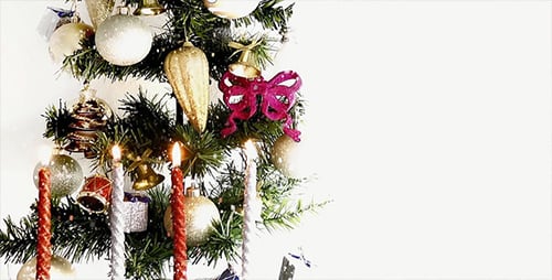 Árbol de Navidad bajo la nieve