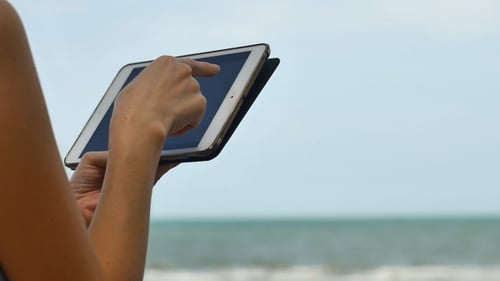 Mulher com tablet nas férias