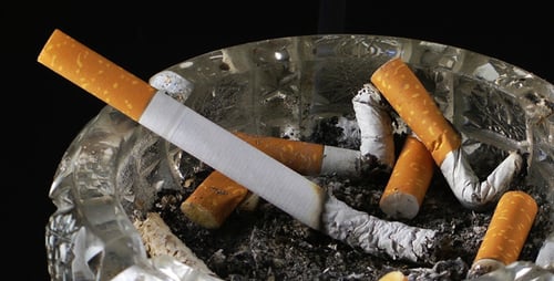 Cigarette dans cendrier