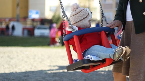 Mutter schwingt Kinder