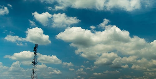 Torre de comunicación y nube