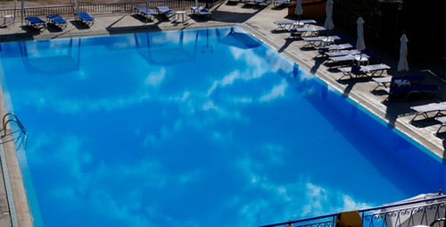 Pool Und Wolken-Reflexion