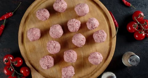 Uncooked Meatballs with Tomatoes and Chillies