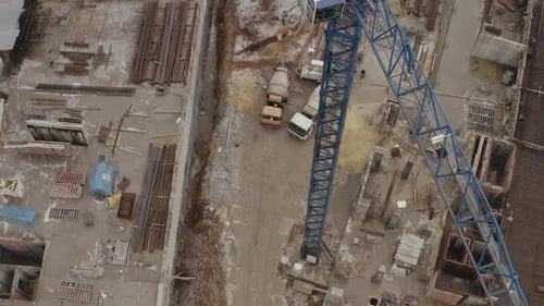 Luftaufnahme eines Montagekrans, Baustelle mit Baumaterialien und Ausrüstung und einem Paar