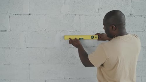 Black Man Messwand mit Wasserwaage