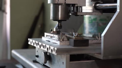 A máquina CNC funciona e corta o Ítem da madeira. Ícone de gravação de máquina de computador digital em preto