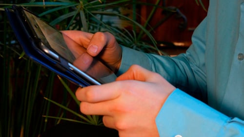Geschäftsmann benutzt Tablet-Computer
