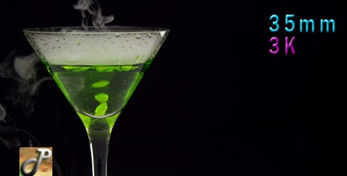 Cocktail in Martini-Glas mit Uhrwerk