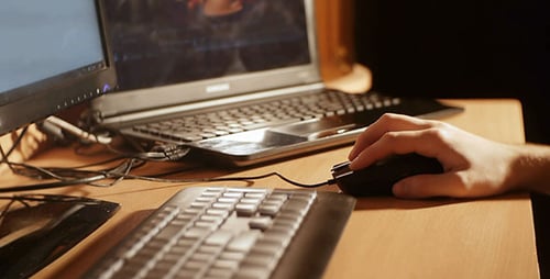 Designer arbeitet mit Computer