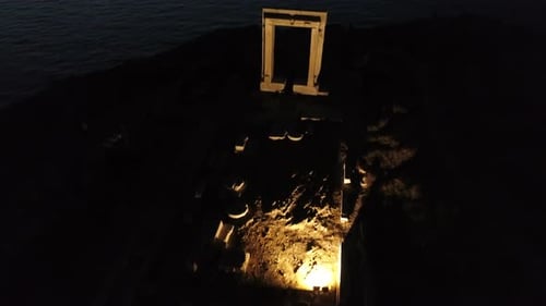 Temple d'Apollon de nuit sur l'île de Naxos en Grèce vu du ciel