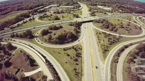 Über den Verkehr auf der Autobahn fliegen
