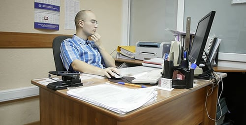 Un employé de bureau travaille avec un ordinateur