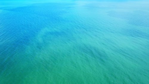 4K, vue aérienne du déplacement du drone sur une mer magnifique. Survol de l'océan, haute mer. Prise de vue aérienne dynamique.