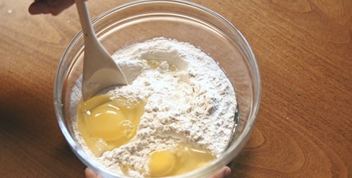 Erster Schritt beim Backen
