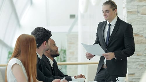 Dos exitosos empresarios discutiendo documentos