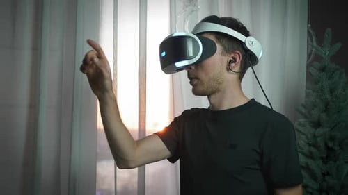 Intelligenter aufgeregter Mann trägt ein Augmented-Reality-Headset, spielt mit dem Weltraum und