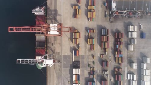 Containerschiff im Export- und Importgeschäft und in der Logistik
