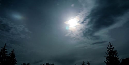 Céu noturno de lua cheia com nuvens