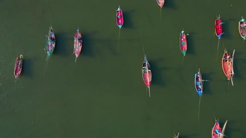 Viele Fischerboote an der Küste neben den Bergen, wunderschönes Meeresgebiet in Thailand.