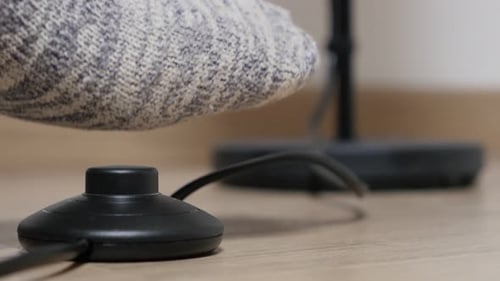 Pé da lâmpada do suporte de chão ligando e desligando o close-up no botão 4K 2160p 30 fps UHD - Steping