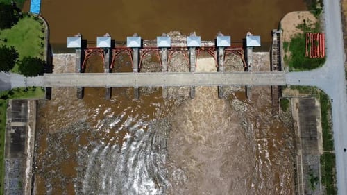 Luftaufnahme des Wassers, das aus der Entwässerungsrinne des Betondamms als Überlauf freigesetzt wird