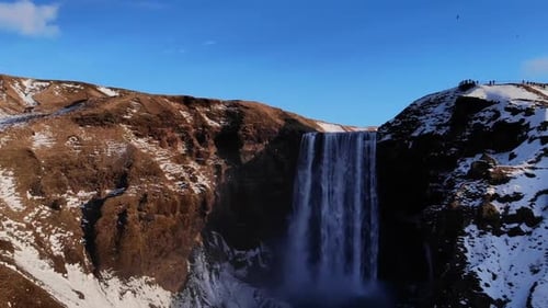Luftaufnahme des Skogafoss-Wasserfalls in Island