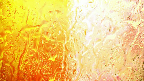 Wassertropfen spritzen auf Glas 251
