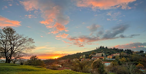 Bunter Sonnenuntergang über Hillside Town