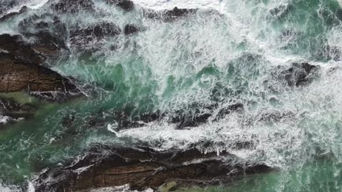 Wellen krachen gegen Felsen im Mittleren Ozean