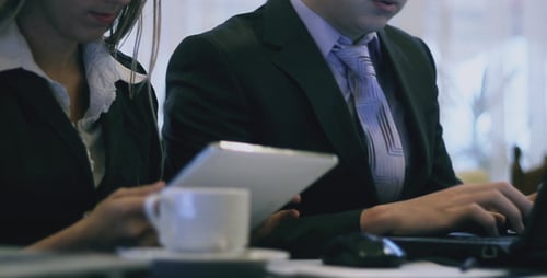 Geschäftspartner arbeiten