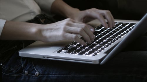 Auf dem Laptop arbeiten