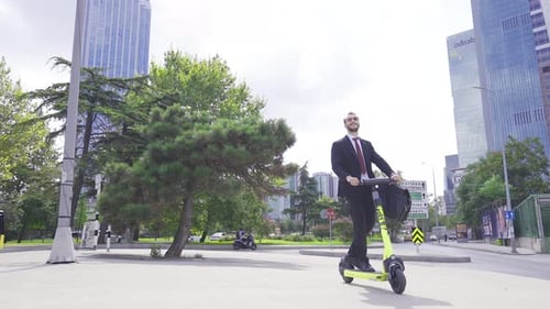 Homme d'affaires conduisant un scooter électrique.