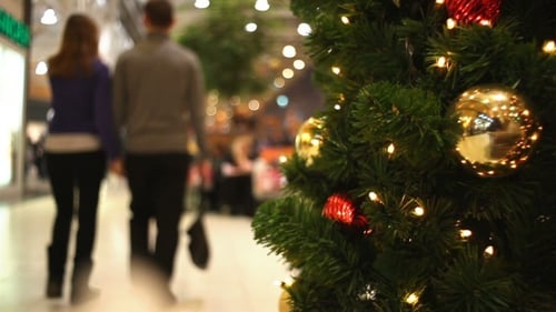 Pessoas andando no shopping center na véspera de Ano Novo