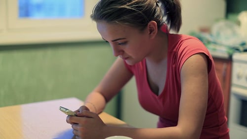 Frau mit Smartphone 3