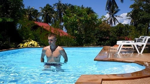 Guapo nadando en piscina al aire libre