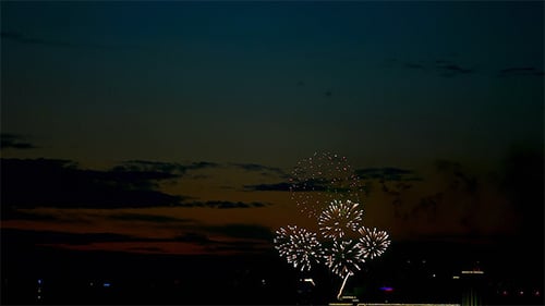 Fuegos artificiales nocturnos