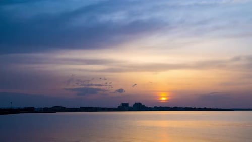 Blick auf die Reflexion im Schwarzen Meer vor dem Hintergrund des Himmels und des Sonnenuntergangs