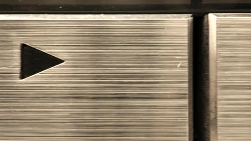 Gros plan extrême des boutons d'un vieux magnétoscope ancien ou vintage transportant un camion à travers une pièce de théâtre, arrêt, rembobinage