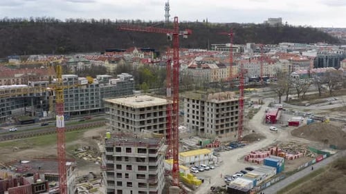 Obra de construcción en la ciudad de Praga con grúas y material de construcción.
