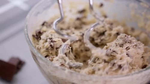 Süßes Essen zubereiten Dessert in der Küche zu Hause Mischen von Zutaten in einer Schüssel